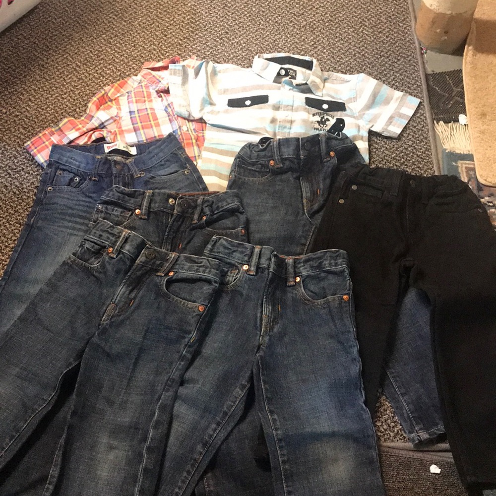Bundle of 6 jeans and 2 shirts